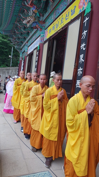 Partake in the Vesak Ceremony at Yonggungsa Cham Joeun Uri Temples